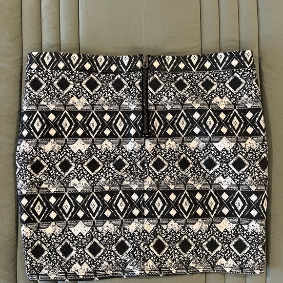 H&M black and white Aztec pattern mini skirt size 12 - Picture 2 of 2